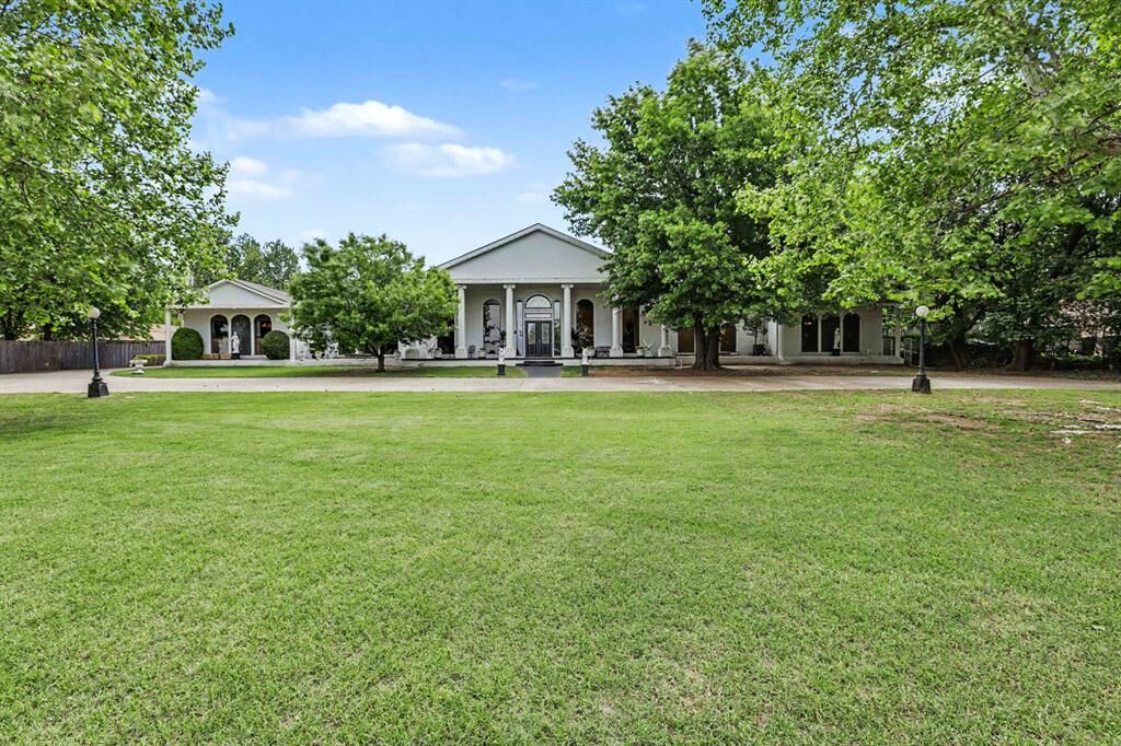 Property Photo: 2550 E Overholser Drive OK 73127