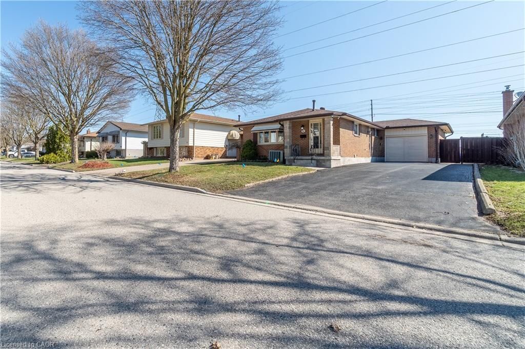 Property Photo:  60 Lysanda Avenue  ON N5Z 4L3 