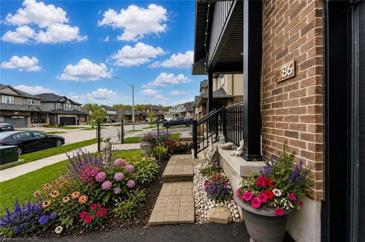 Property Photo:  86 Woodberry Crescent  ON N3B 0C8 