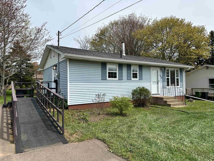 150 Parkwood Crescent — photo 1