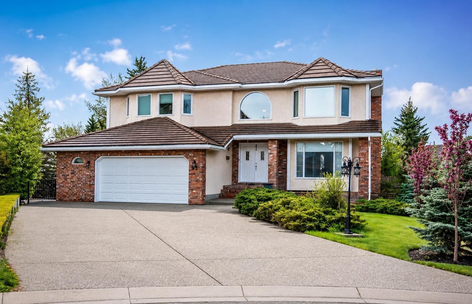 Property Photo: 35 Candle Court SW AB T2W 6B6