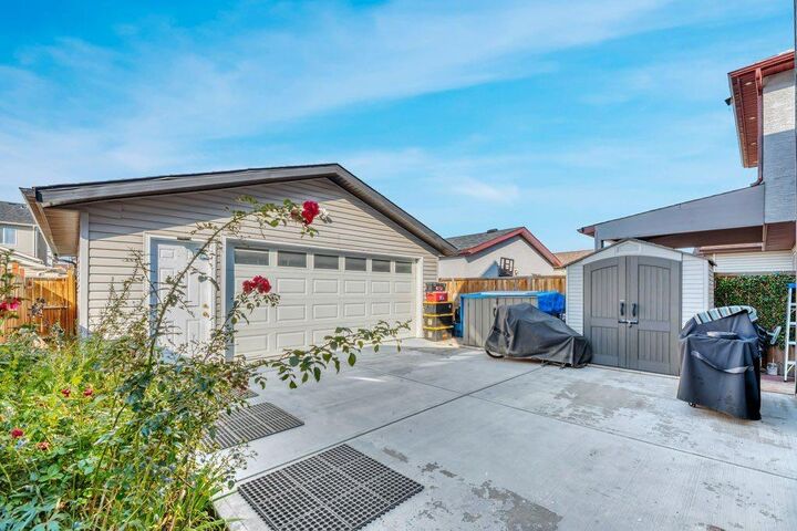 Property Photo:  319 Saddlebrook Circle NE  AB T3J 0J9 