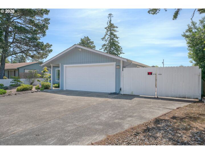 Property Photo:  1142 9th St  OR 97439 