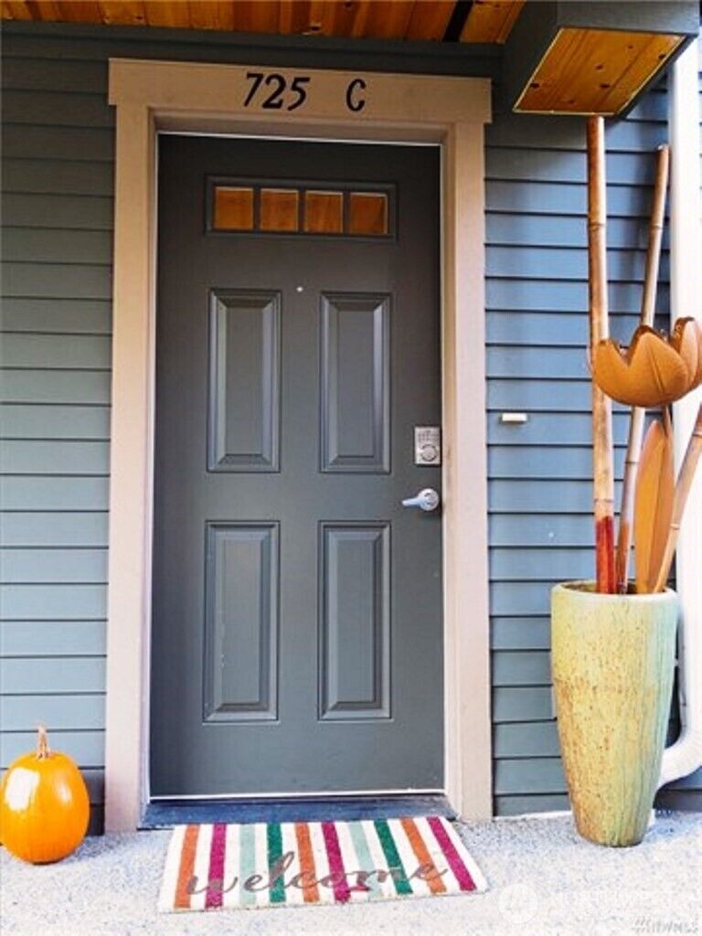 Property Photo:  725 N 95th Street C  WA 98103 