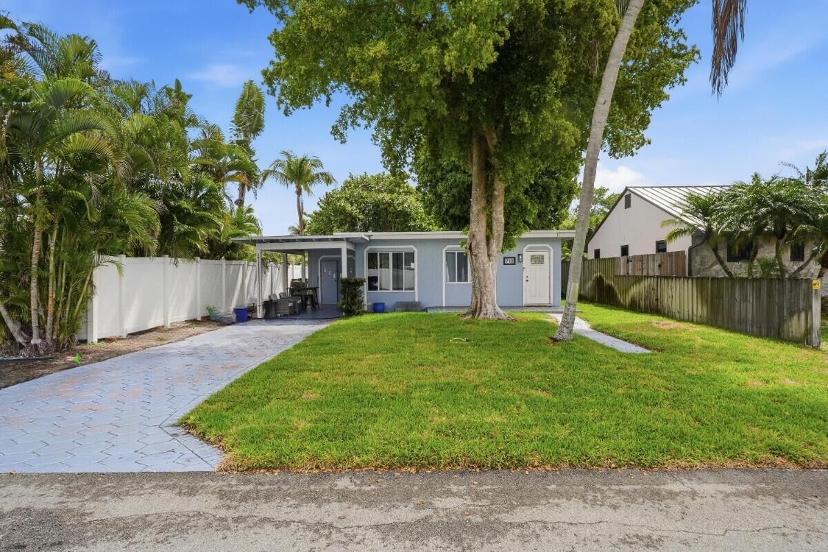 Property Photo: 712 NE 10th Avenue FL 33060