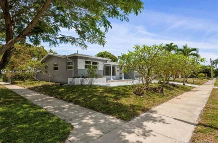 Property Photo: 3619 W Park Rd FL 33021