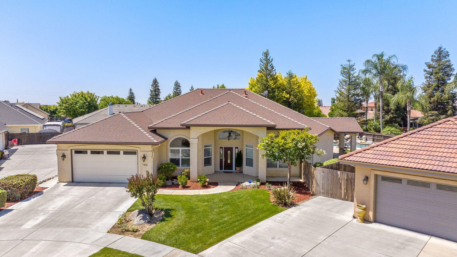 Property Photo: 760 Saint James Court CA 93221