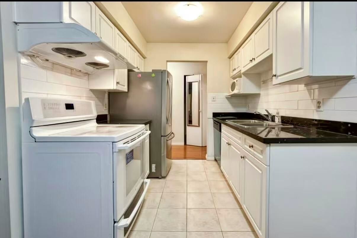 Property Photo: 836 Twelfth Street 2F BC V3M 4K3