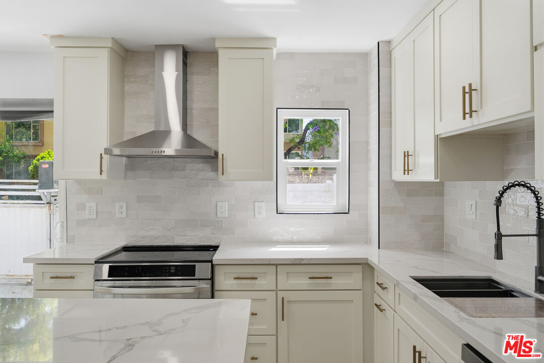 Property Photo: 929 N Stanley Ave CA 90046