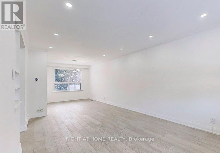 Property Photo:  11 Dalehurst Ave Avenue Main  ON M1G 2X6 