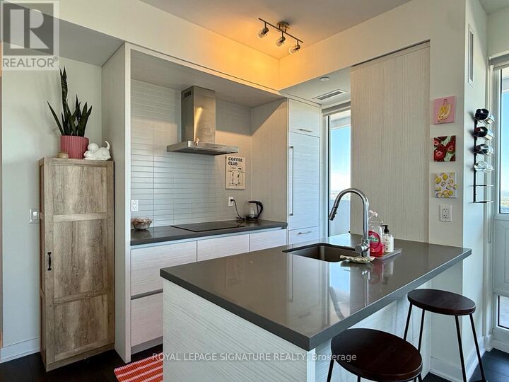 Property Photo: 2221 Yonge Street 3909 ON M4S 0B8