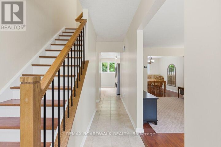 Property Photo:  4 Glen Park Drive  ON K1B 3Z2 