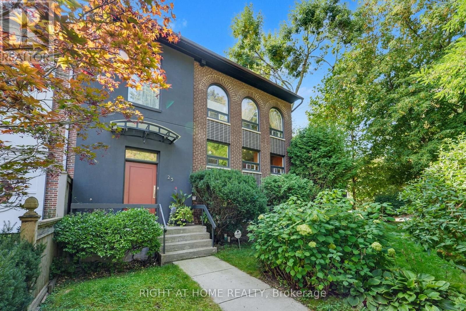 Property Photo: 25 Clarendon Avenue ON M4V 1H8