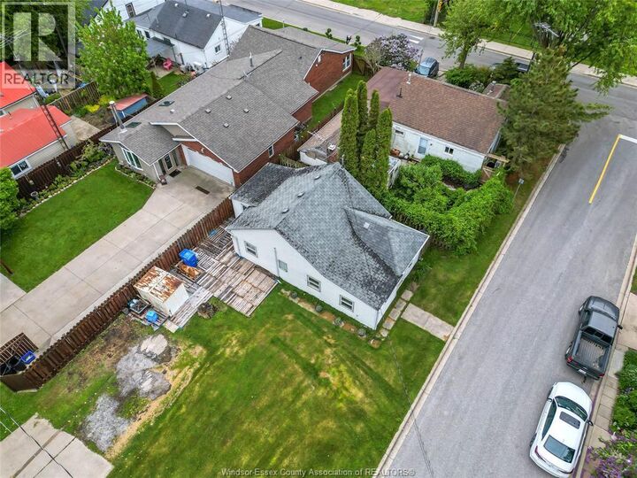 Property Photo:  23 Bayview Place  ON N8H 3E8 