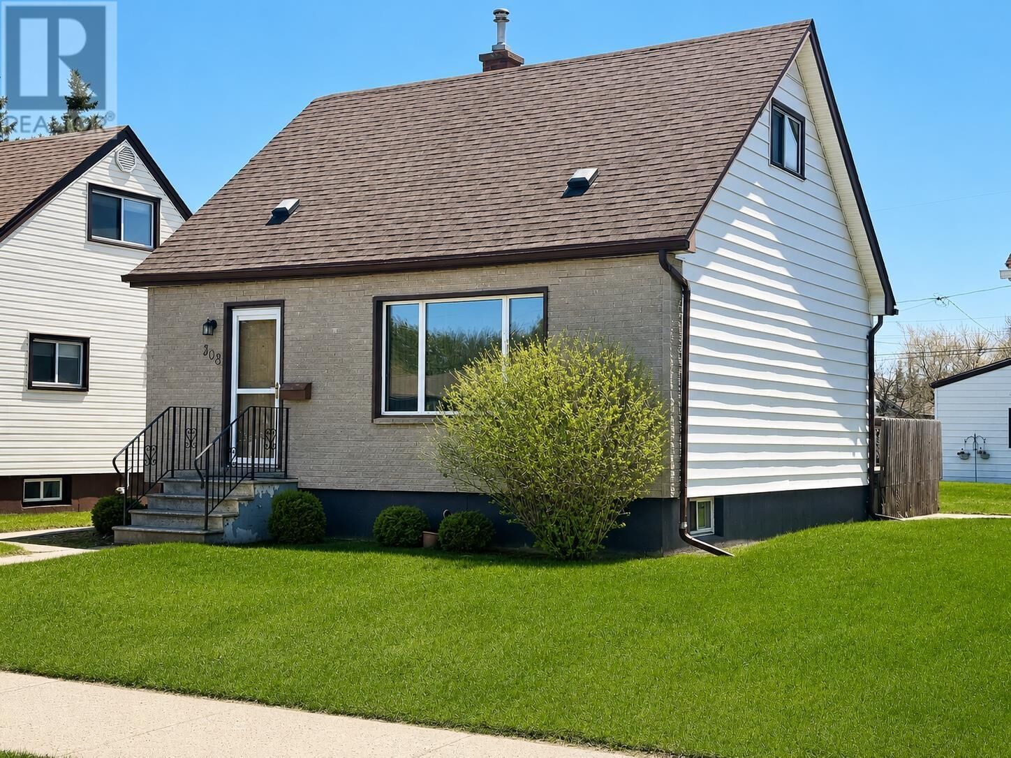 Property Photo:  308 Christina St W  ON P7E 4P6 