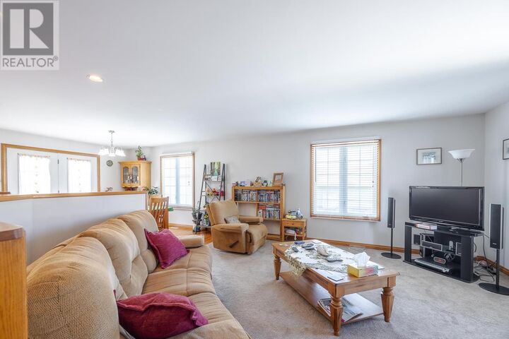 Property Photo: 11 Chatfield Dr ON P6C 6C6