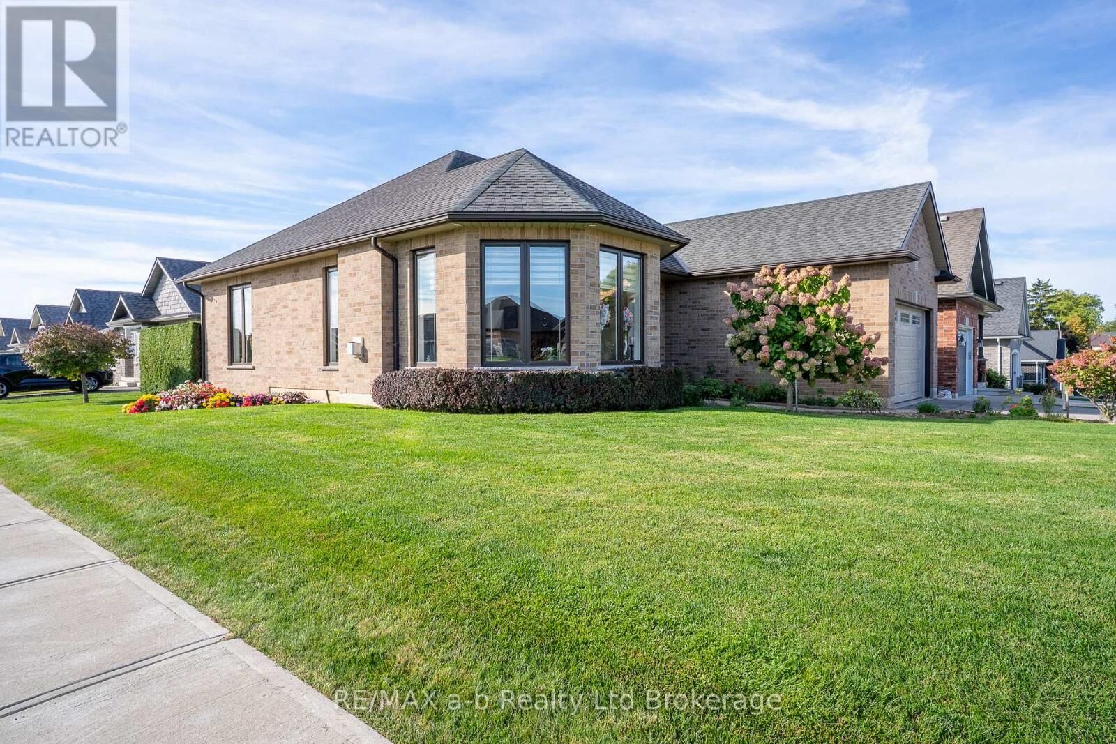 Property Photo:  220 Poldon Drive  ON N0J 1P0 