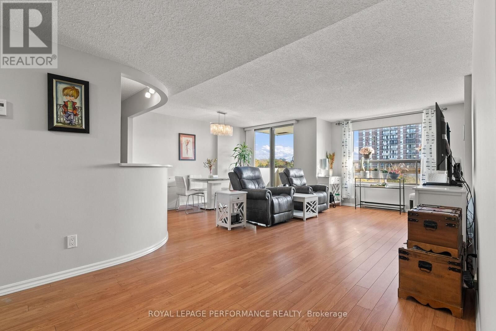 Property Photo: 200 Lafontaine Avenue Unit #407 ON K1L 8K8