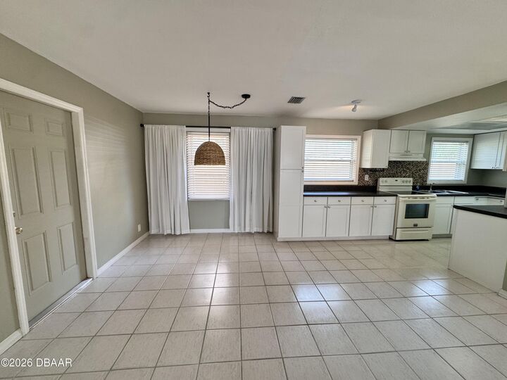 Property Photo: 302 Fox Place FL 32127
