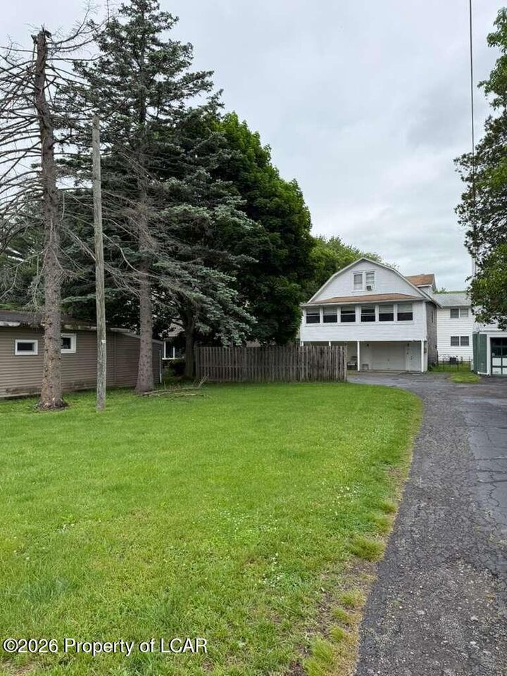 Property Photo: 39 Atherton Drive PA 18644