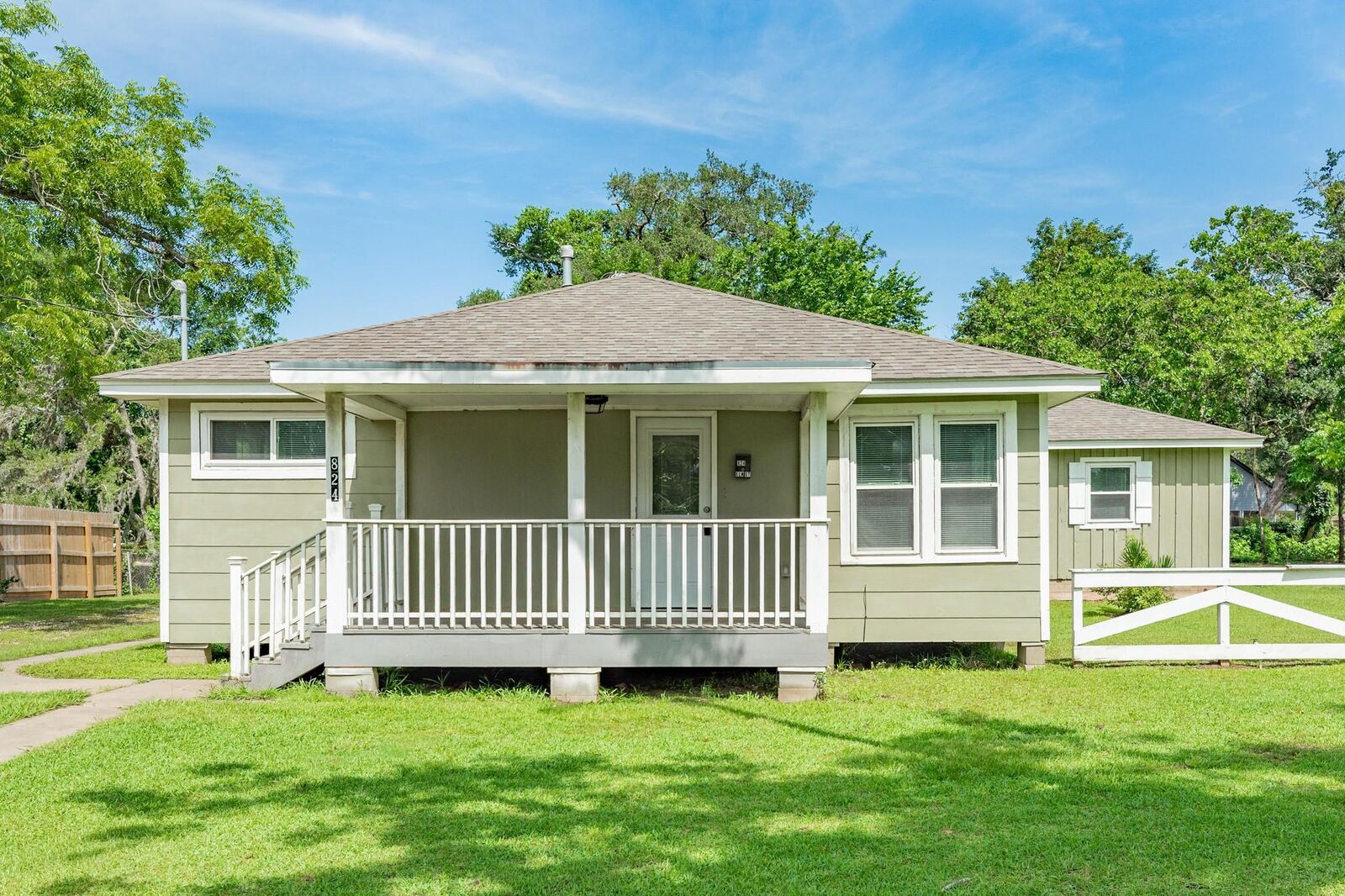 Property Photo:  824 Elm Street  TX 77531 