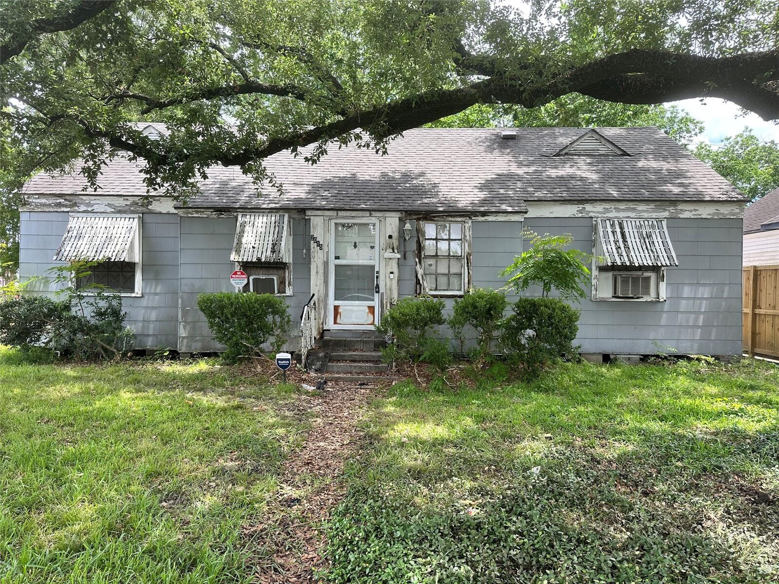 Property Photo:  2015 Des Jardines Street  TX 77023 