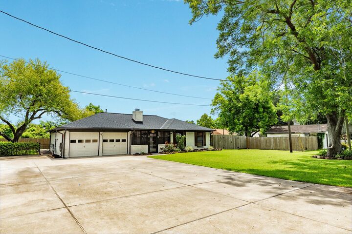 Property Photo: 102 Turner Street TX 77531