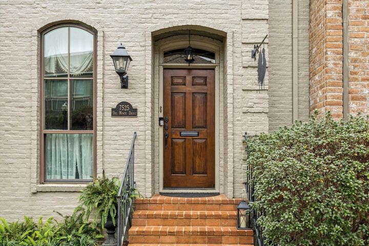 Property Photo: 7525 Del Monte Drive TX 77063