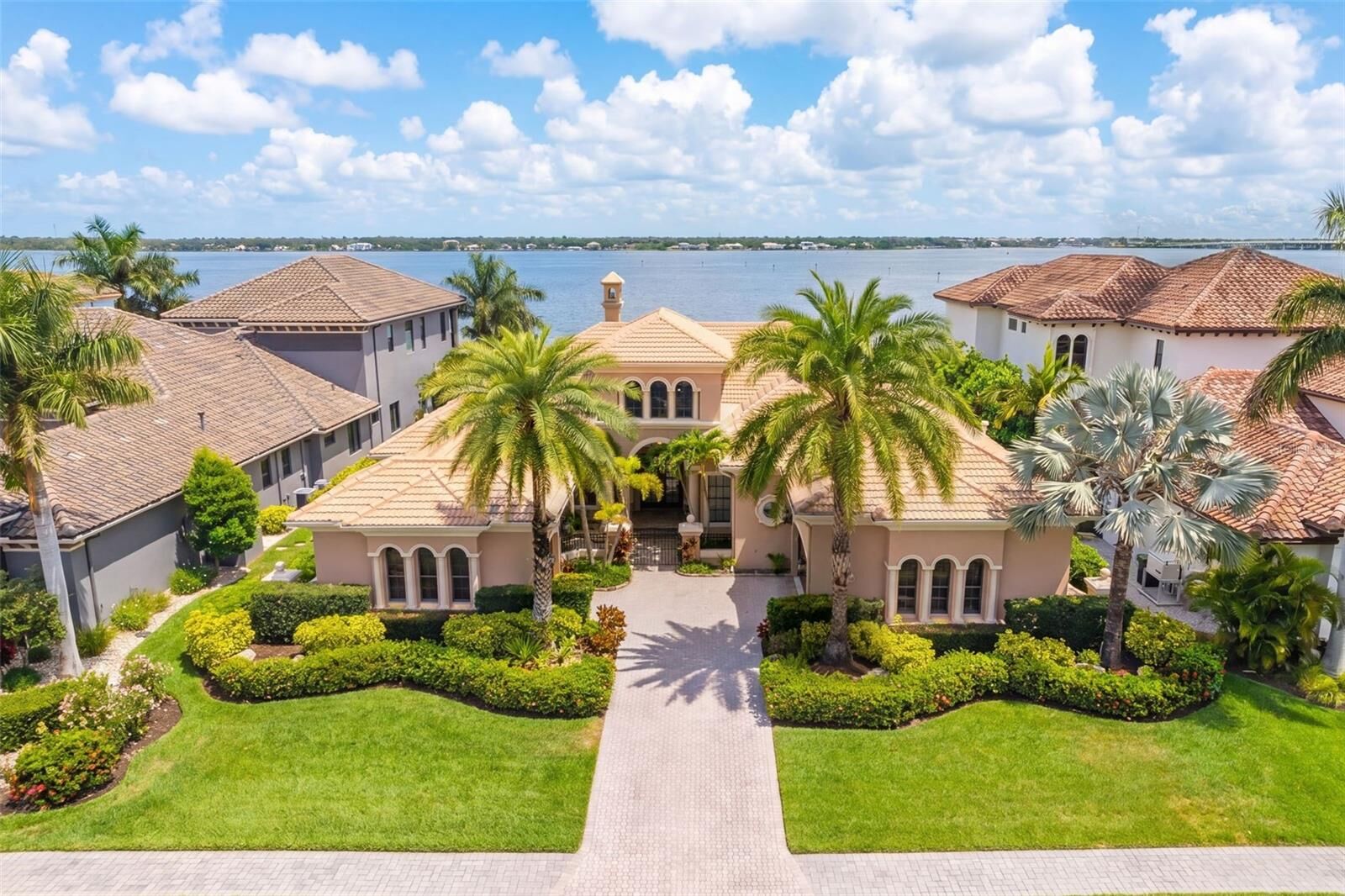 Property Photo: 4015 Hawk Island Drive FL 34208