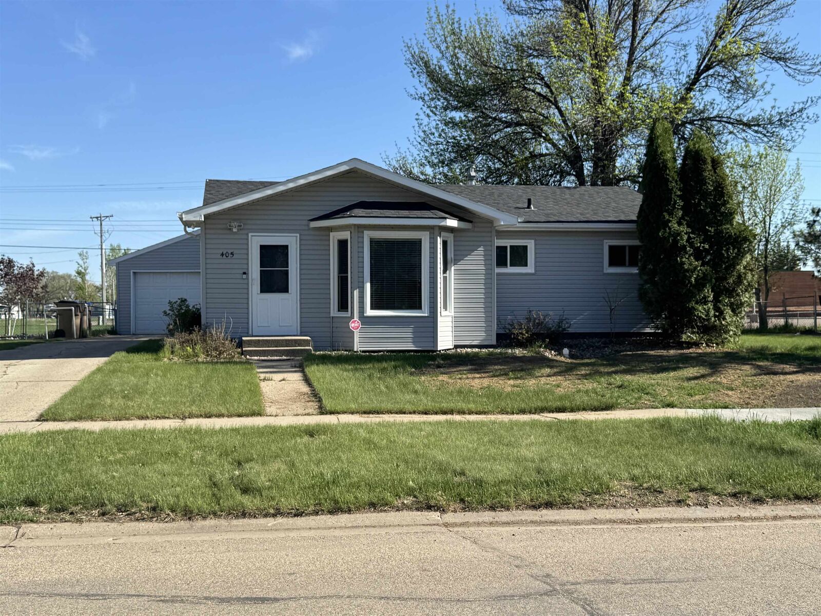 Property Photo:  405 NW 24th Ave  ND 58703 