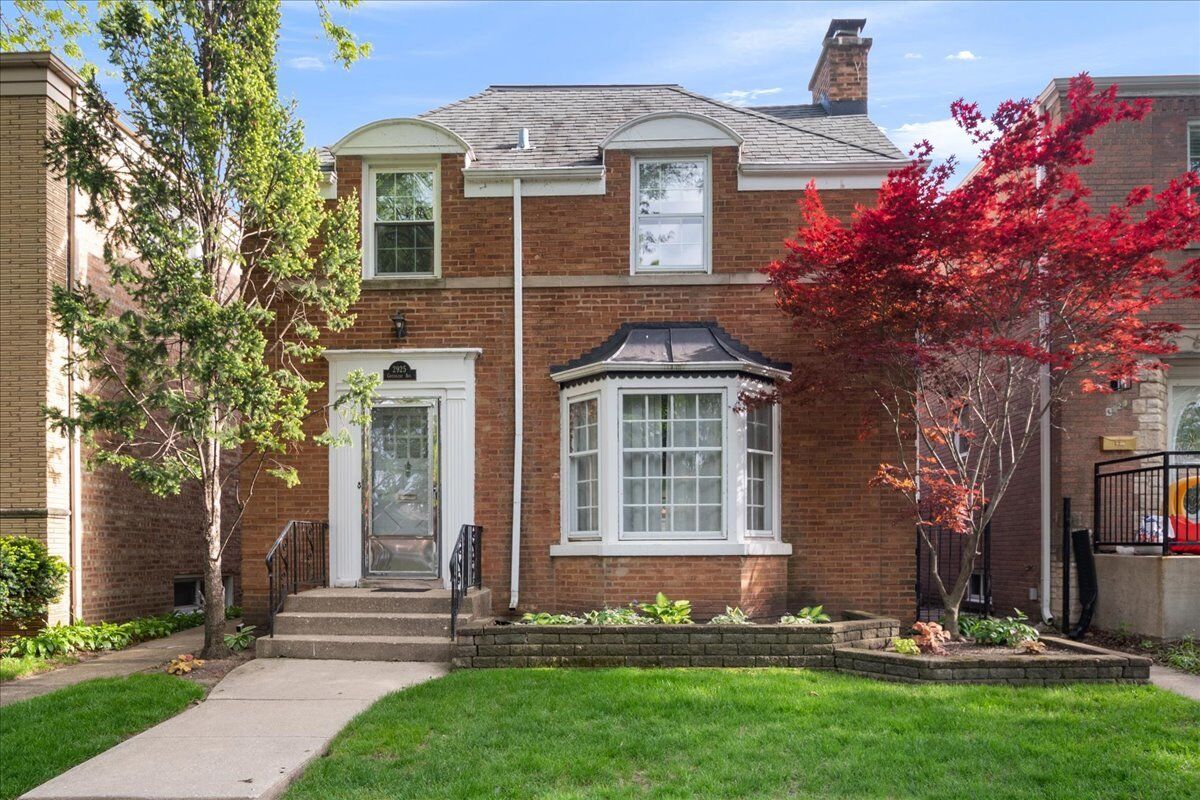 Property Photo: 2925 W Greenleaf Avenue IL 60645