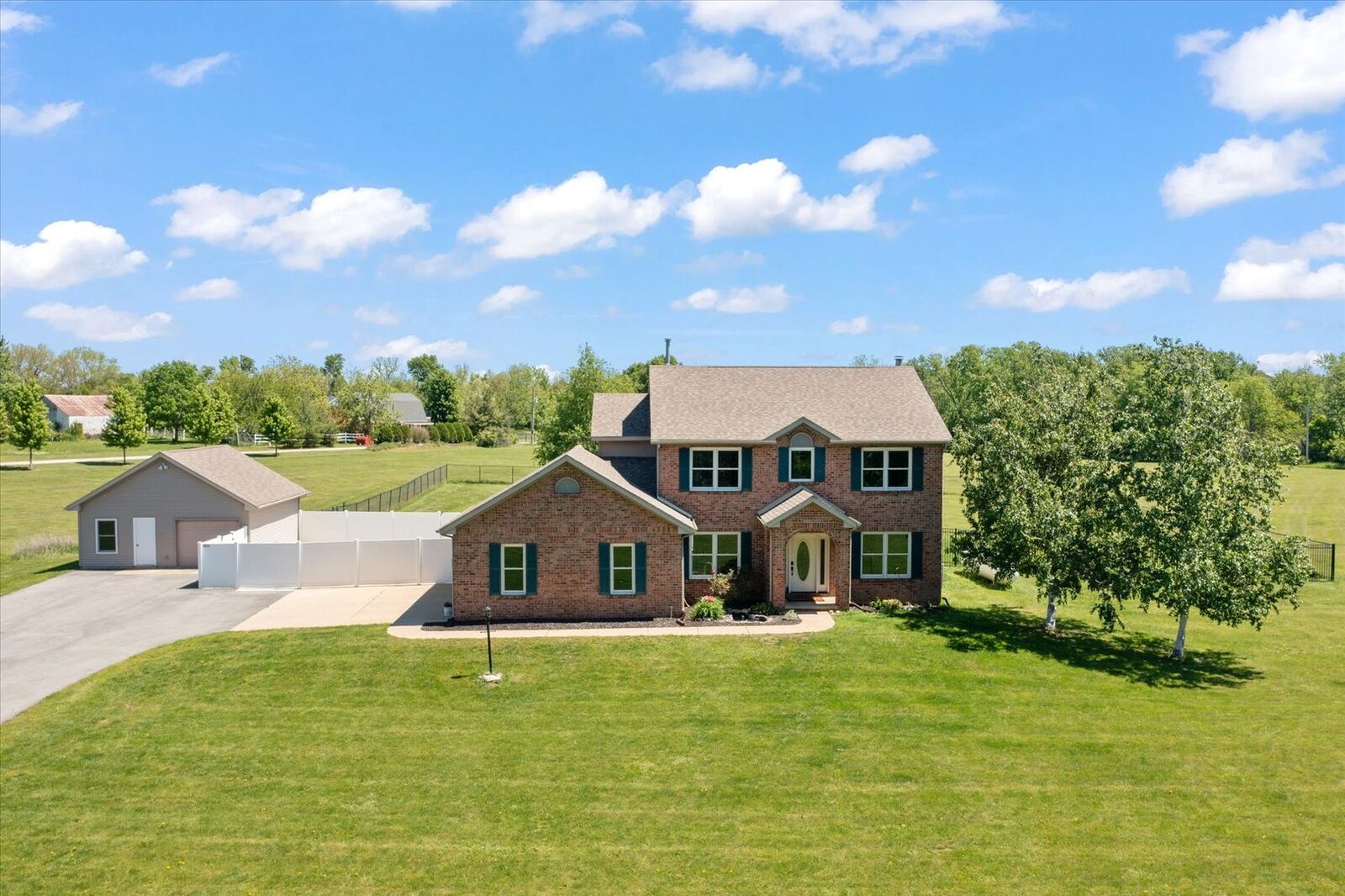 Property Photo:  302 County Road 2650 N  IL 61853 