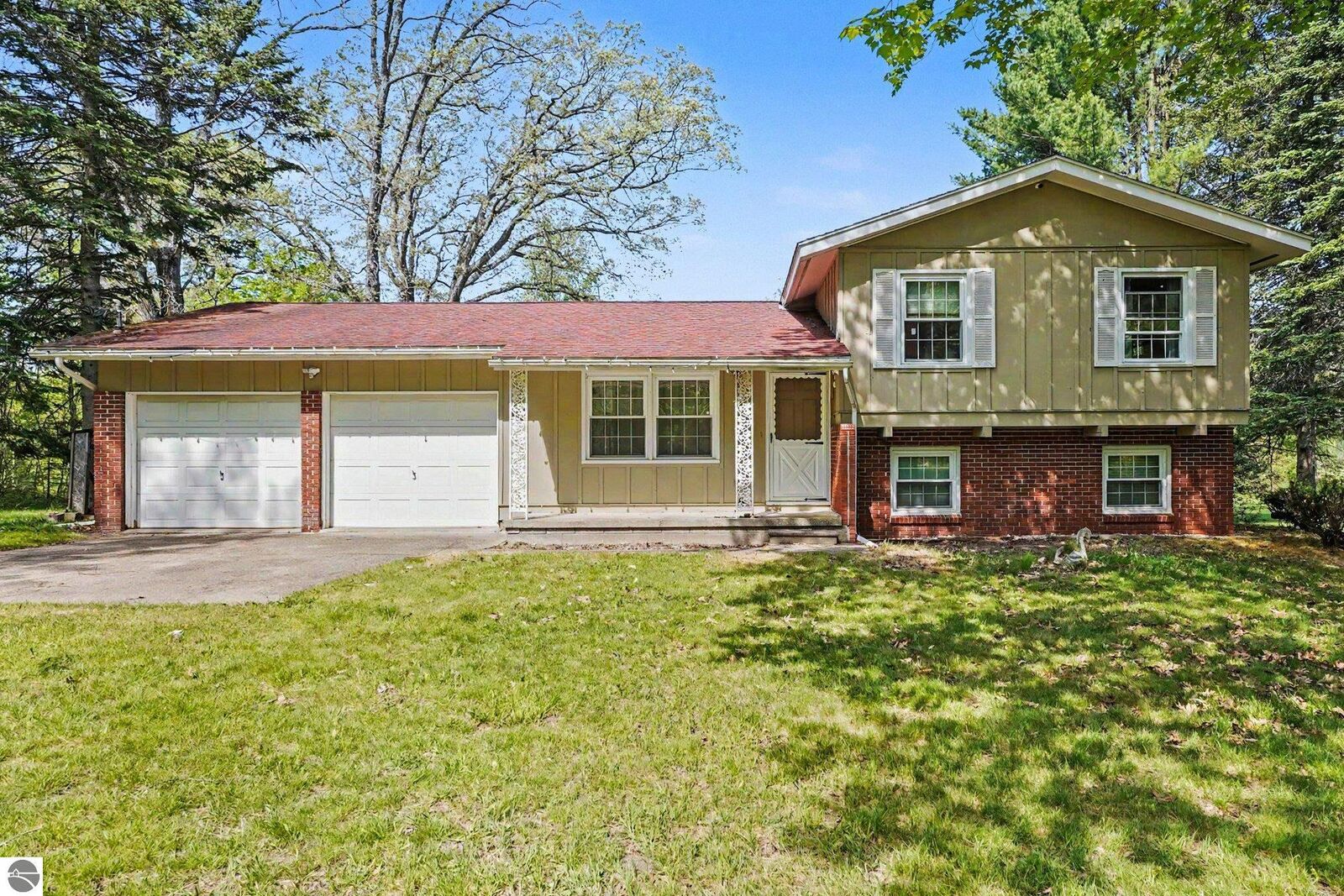Property Photo: 1860 S Jackson Avenue MI 48625