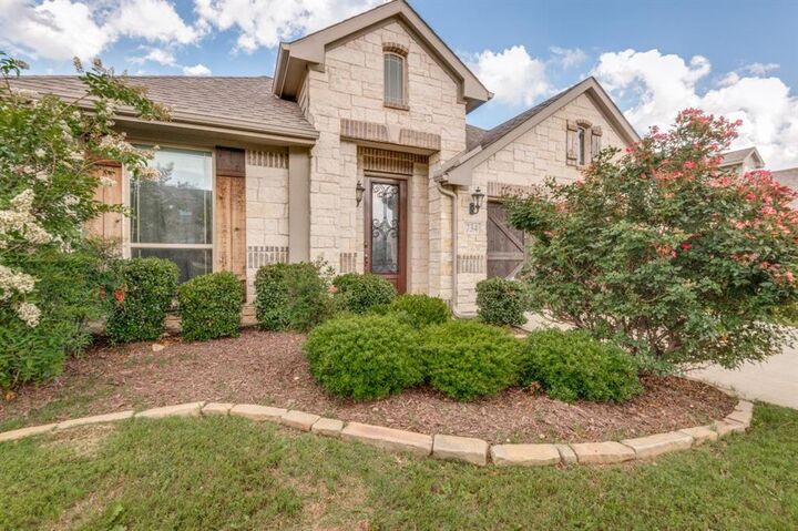 Property Photo:  734 Larkspur Lane  TX 76065 