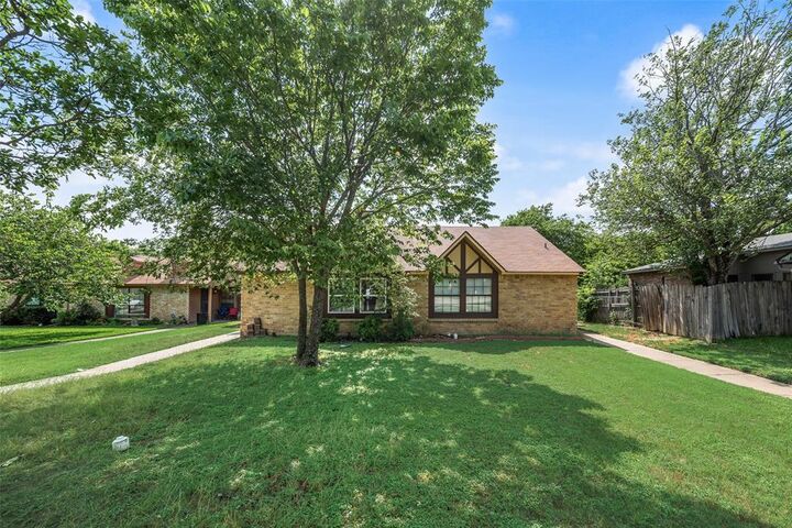 Property Photo:  512 Matterhorn Street  TX 75104 