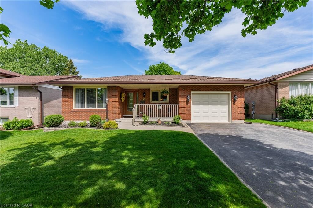 Property Photo: 35 Countryside Crescent ON N2E 2S8