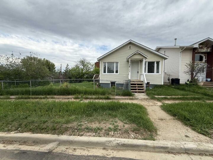 Property Photo: 10124 104 Avenue AB T8S 1M4