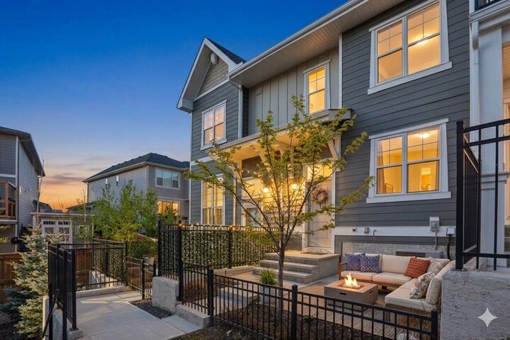 Property Photo:  812 Cranbrook Walk SE  AB T3M 2V5 