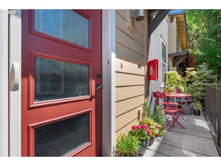 Property Photo:  4319 SE Division St B  OR 97206 