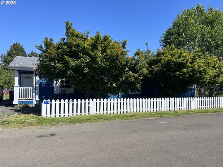 Property Photo: 210 NW Grinstead St OR 97380