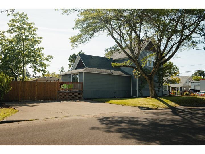 Property Photo:  175 E Clarendon St  OR 97027 