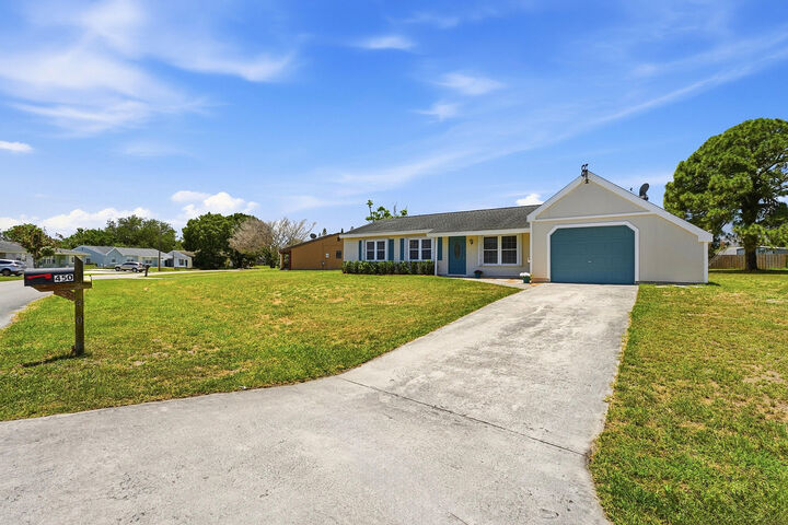 Property Photo: 450 SW Kentwood Road FL 34953