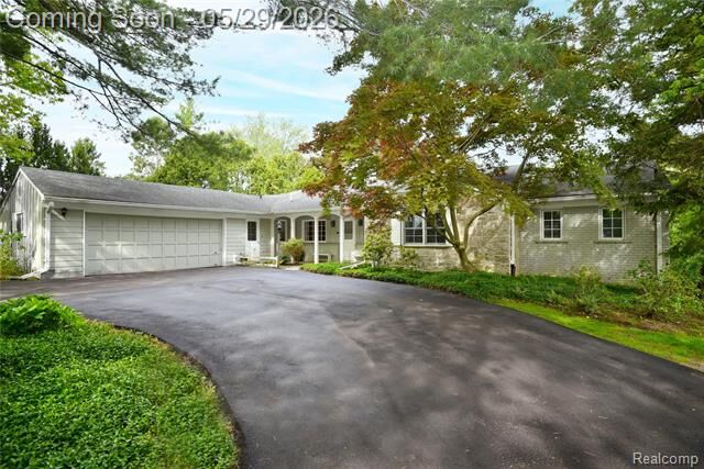 Property Photo:  2026 W Bend Court  MI 48302 