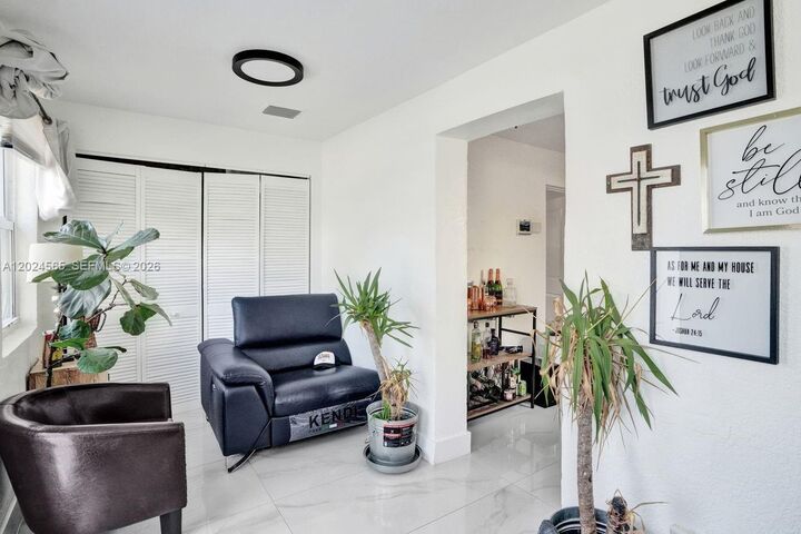 Property Photo: 2220 Hope St FL 33020