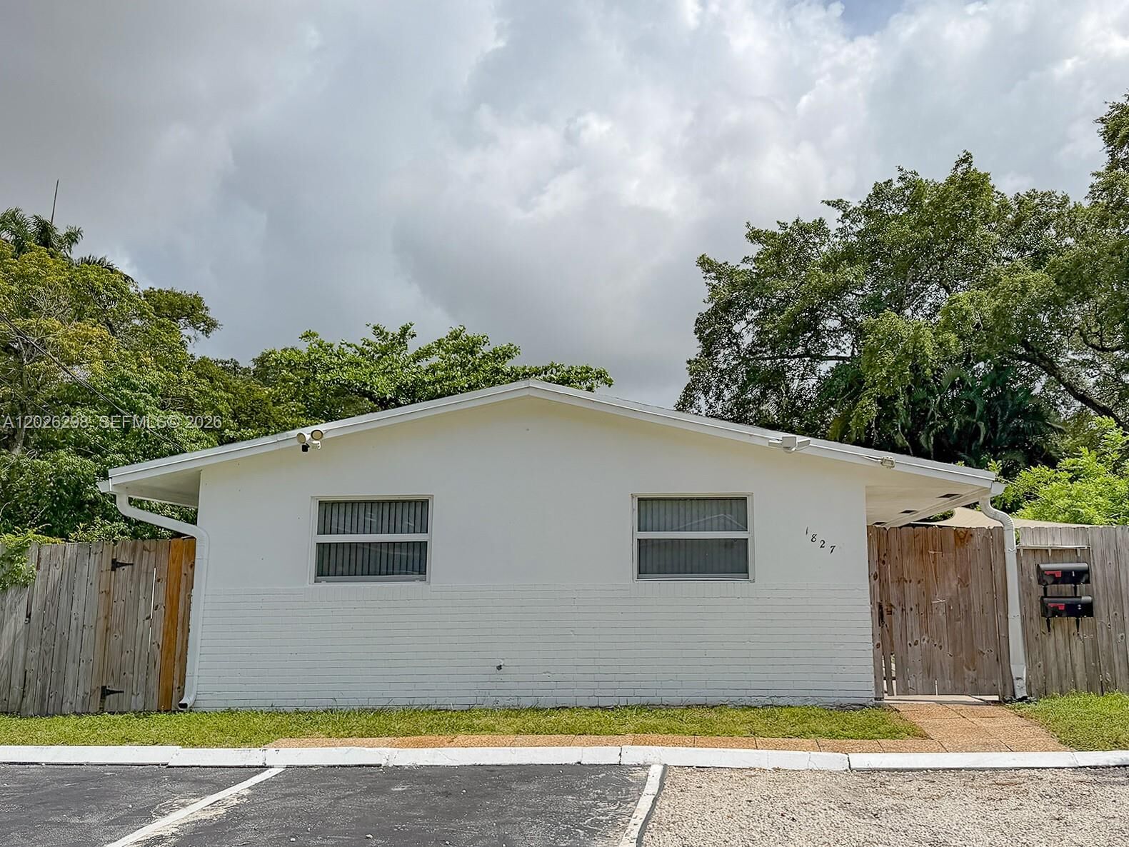 Property Photo:  1827 SW 21st St  FL 33315 