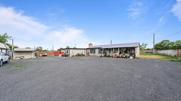 Property Photo: 215906 E Locust Pr SE WA 99337