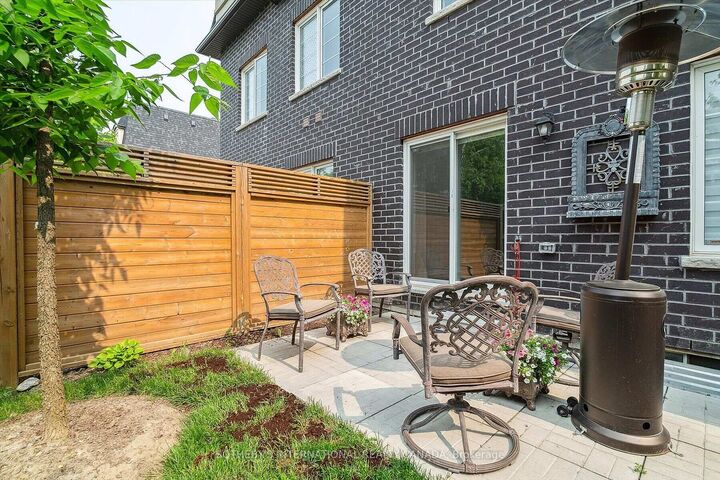 Property Photo: 12 Deep River Lane S ON L4C 5S4