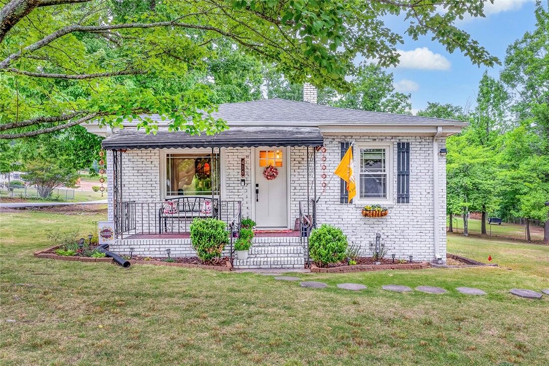 Property Photo:  416 W Belvue Road  SC 29609 