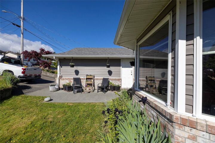 Property Photo: 2874 Woodland Dr BC V0N 2R0