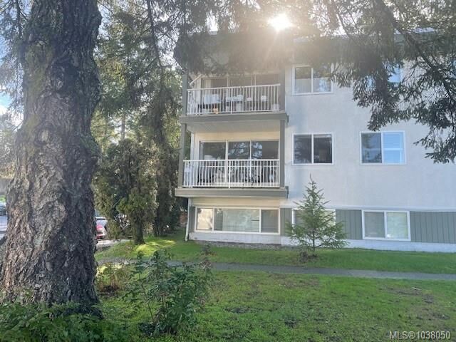 Property Photo:  997 Bowen Rd 4201  BC V9R 2A4 